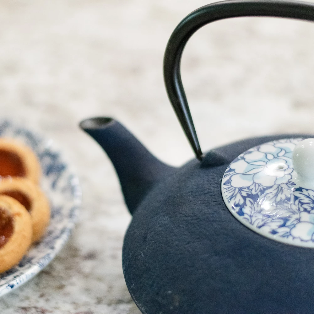 Bredemeijer Teapot Yantai Cast Iron 1 2 L With Porcelain Lid In Blue 7 Bredemeijer Teapot Yantai Cast Iron 1 2 L With Porcelain Lid In Blue